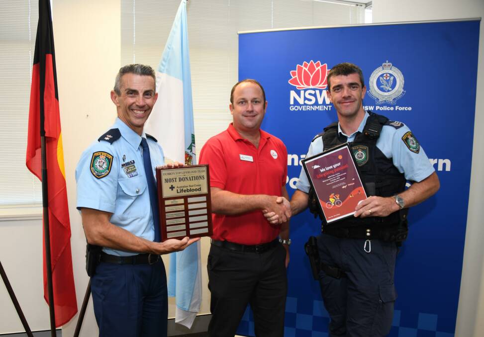 Superintendent Danny Sullivan, Orana Mid-Western police district commander (left) with Lifeblood spokesperson Brian Bruce and Senior Constable Ian Hobden. Picture by Amy McIntyre