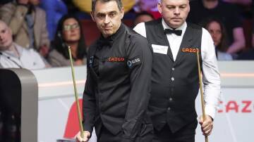 Ronnie O'Sullivan (left) and Stuart Bingham size up the table in their clash in Sheffield. (AP PHOTO)