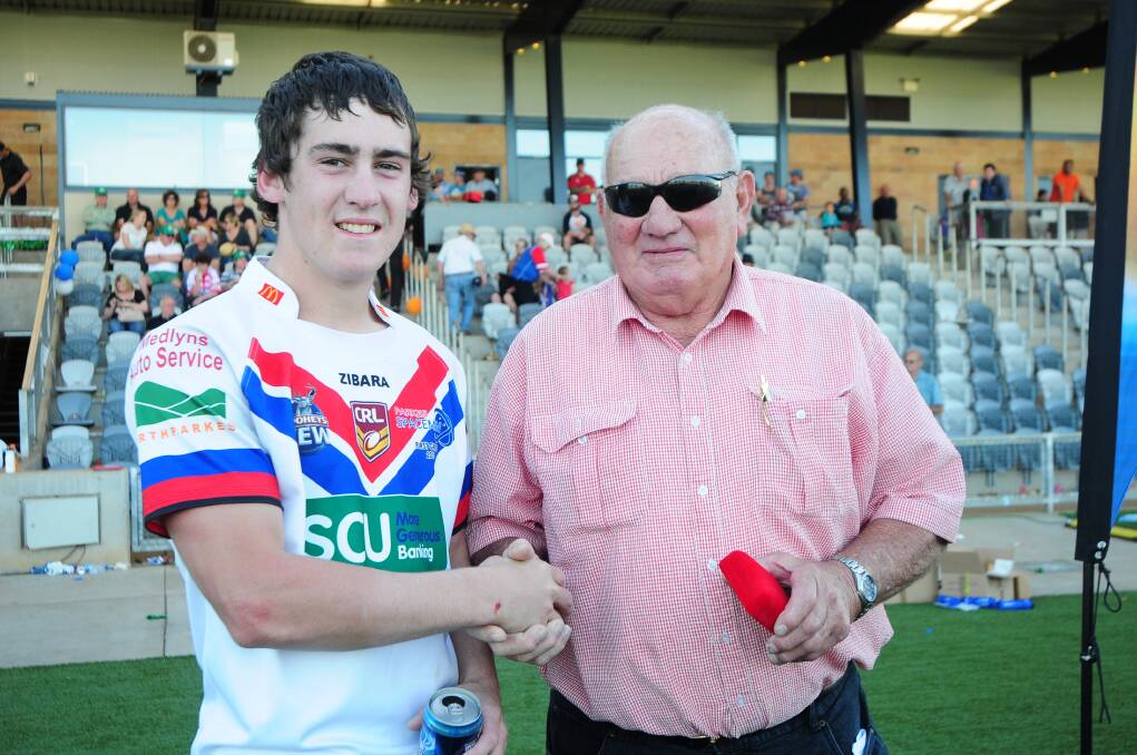 Bob Weir presents Chad Porter with the Bob Weir Medal after his man of the match performance in Parkes' 30-18 grand final win.  
Photo: Cheryl Burke